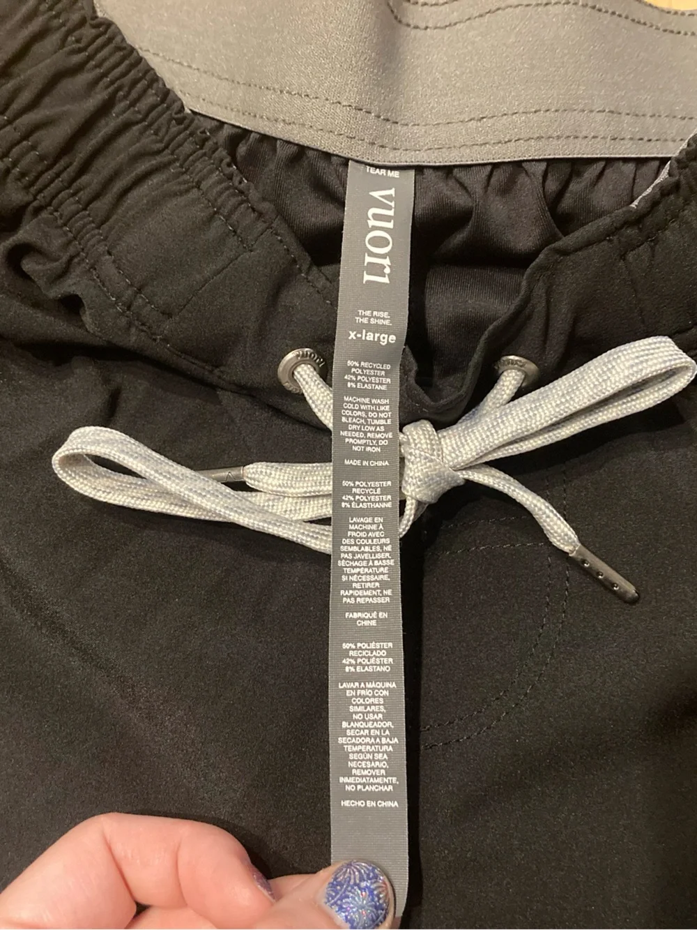 Vuori Men's XL black Trail Shorts